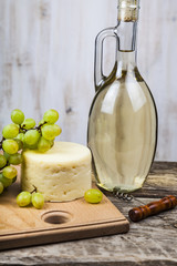 White wine, cheese and grapes