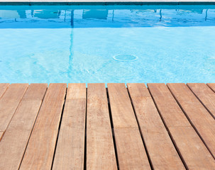 piscine avec plage en bois 