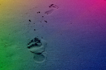 Ślady stóp w kolorach tęczy na plaży. - obrazy, fototapety, plakaty
