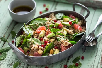 Photo sur Plexiglas Plats de repas Salade d'Hiver aux Pousse d'épinard, Noix, Avocat, Oranges Sanguines. Healthy Salade