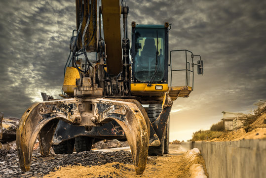 grue et son grappin sur le chantier