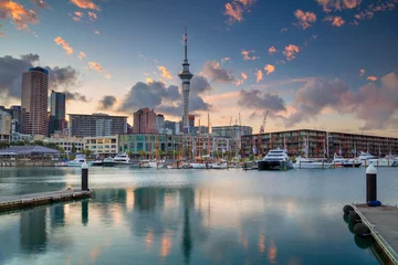 Poster Auckland. Stadsbeeld van de skyline van Auckland, Nieuw-Zeeland tijdens zonsopgang. © rudi1976