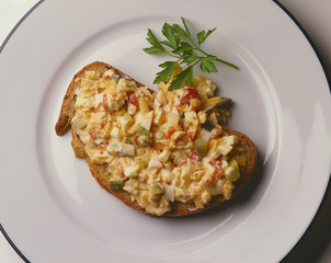 Bauernbrot mit Rührei und einem süß/saurem Dressing