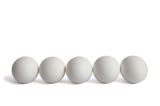 Пять куриных яиц на белом фоне 