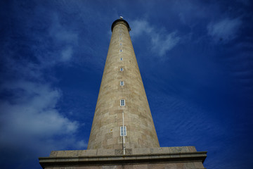 Obraz premium F, Normandie, Leuchtturm von Barfleur vor tief blauem Himmel mit weißen Wolken
