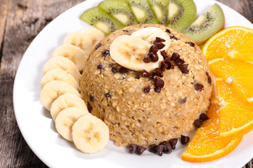 oatmeal breakfast with fruit