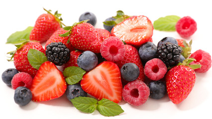 Fototapeta na wymiar berries fruits on white background