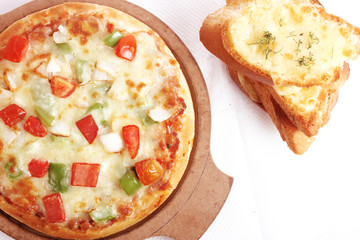 Veg Cheese Pizza With Garlic Bread