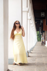 Fototapeta premium The woman in the colonnade
