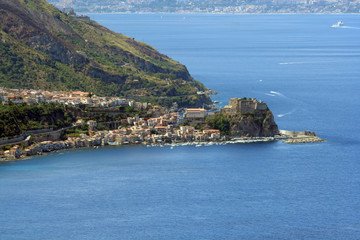 Fototapeta na wymiar Panorama of Scilla with Ruffo Castle
