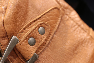 Détails couture sur du cuir avec rivet clou surpiqures