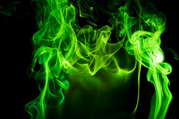 Obraz premium Green smoke on black background