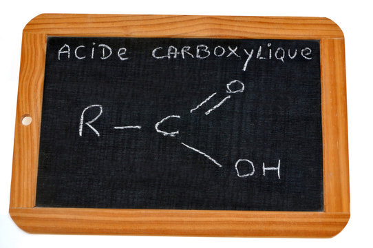 Ardoise sur laquelle est &eacute;crit la formule de l'acide carboxylique 