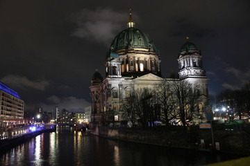 Plakat Der Berliner Dom bei Nacht