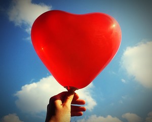 palloncino rosso a forma di cuore cielo blu