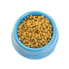 Blue plactic feeding bowl filled with cat kibble seen from a high angle view isolated on a white background