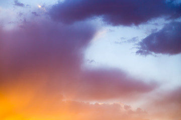 Obraz premium Beautiful clouds in the sky at sunset