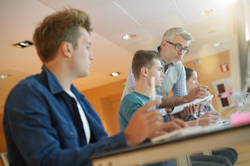 Obraz premium Group of students in computing class with teacher