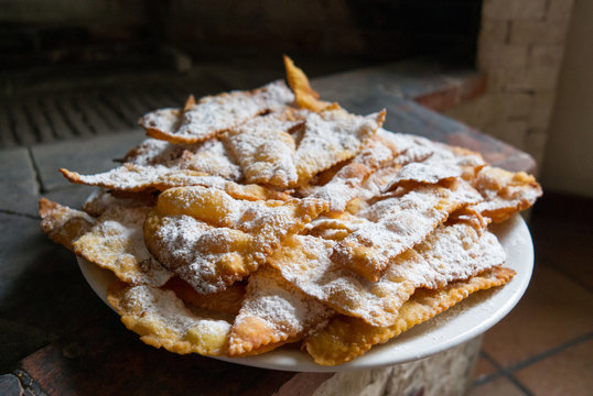 Chiacchere di Carnevale come da tradizione italiana
