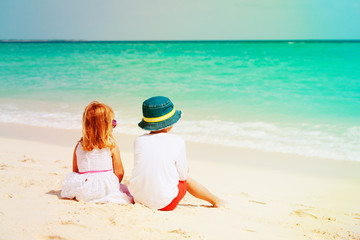 Fototapeta premium little boy and girl on tropical beach vacation