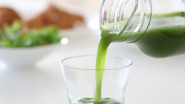 Pour green juice