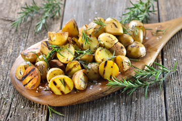 Vegan grillen: Kleine Rosmarin-Kartoffeln (Drillinge) vom Grill  - Baby potatoes with rosemary from...