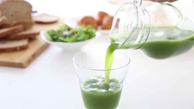 Pour green juice