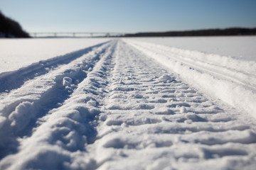Obraz premium Traces from car tires on snow