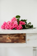 Rosen Blumenstrauß auf einem Holztisch