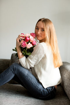 Junge Frau mit Blumenstrauß aus Rosen