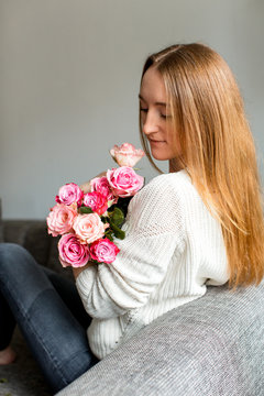 Junge Frau mit Blumenstrauß aus Rosen