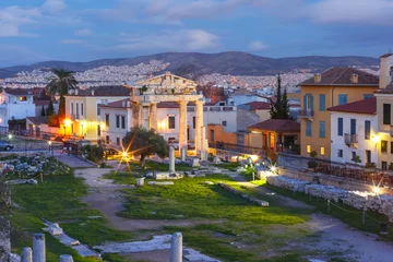 Poster Tor der Athena Archegetis und Überreste der römischen Agora, die während der Römerzeit in Athen gebaut wurde, Athen, Griechenland © Kavalenkava