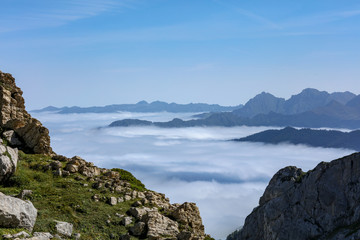 Fototapeta na wymiar Berg Tal im Nebel 