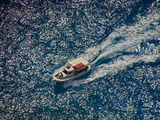 Naklejka premium Boat on the sea in the distance 