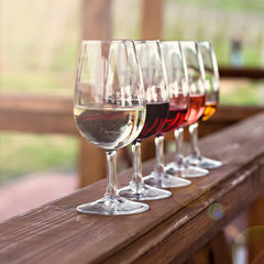 Glasses with wine. Red, pink, white wine in glasses. - 194124009