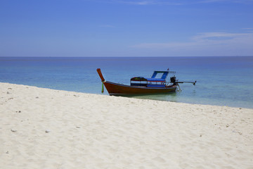 Obraz premium long tailed boats parked on the sandy beach