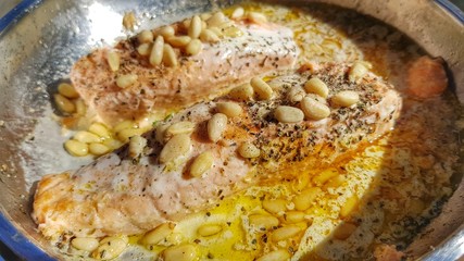 Lachsfilet mit Pinienkerne