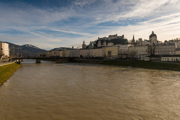 Die Stadt Salzburg an der Salzach an einem Tag im Frühling