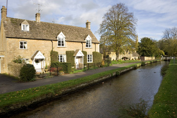 Fototapeta na wymiar England, Gloucestershire, Cotswolds, Lower Slaughter in autumn, riverside cotswold stone cottages