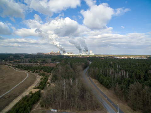 Luftaufnahme Kraftwerk Kohlekraftwerk Fabrik abgase Schornstein
