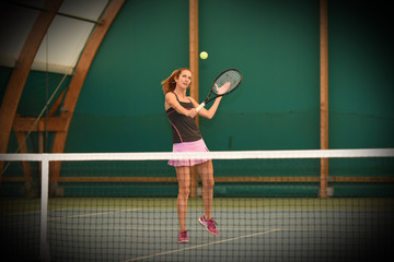 femme jouant au tennis dans un gymnase