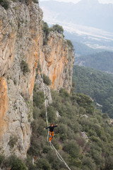 Obraz premium walking after a sling at height between rocks 