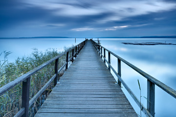 Obraz premium Rano nad jeziorem, długa promenada, zmierzch, długa ekspozycja