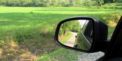 Specchio retrovisore - primavera in campagna