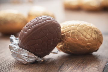 Oeufs de pâques en chocolat sur table en bois
