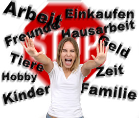 Hübsche blonde Frau schreit verzweifelt wegen Stress Belastungen umschwirren sie unscharf