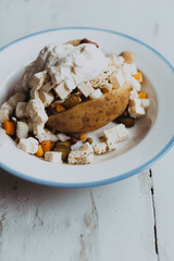 Ofenkartoffel mit Quark und Beilagen 