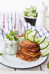 Frische Kartoffelpuffer mit Quark