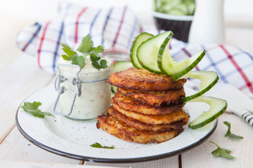 Frische Kartoffelpuffer mit Quark