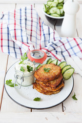 Frische Kartoffelpuffer mit Quark